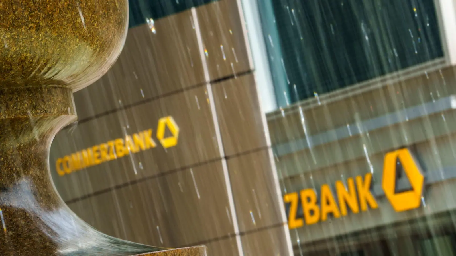 Seit fast zwei Jahren wehrt sich die Commerzbank gegen eine Übernahme. (Archivbild) (Foto: Andreas Arnold/dpa)