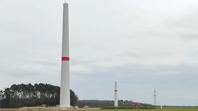 Der Bau der zwei Windkraftanlagen bei Herpersdorf kommt in erstaunlichem Tempo voran. In weniger als drei Wochen wurden die Masten beider Anlagen zur Hälfte fertiggestellt. (Foto: Yvonne Neckermann)