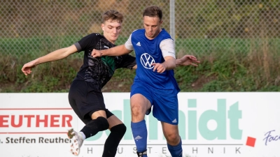Im direkten Duell besiegte Spitzenreiter TSV Wassertrüdingen (links Noah Engelhardt) den punktgleichen Verfolger SG Wind (Marcel Bäuerlein) deutlich mit 4:0. (Foto: Markus Zahn)