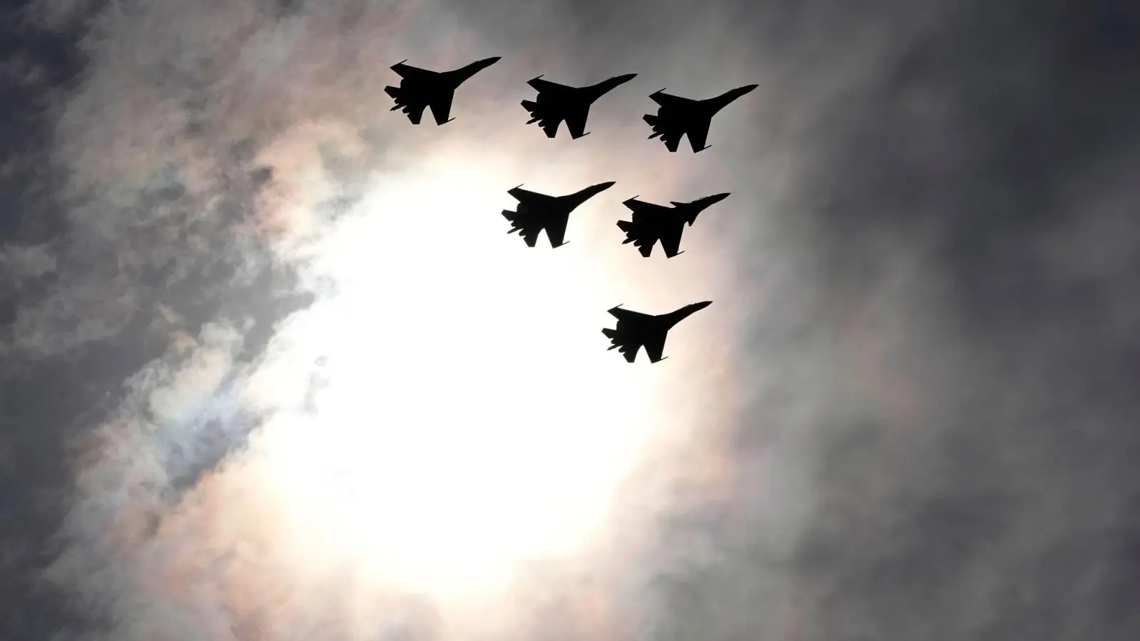 Polen meldet russische Kampfjets über einer Ölplattform in der Ostsee. (Archivbild) (Foto: Dmitri Lovetsky/AP/dpa)