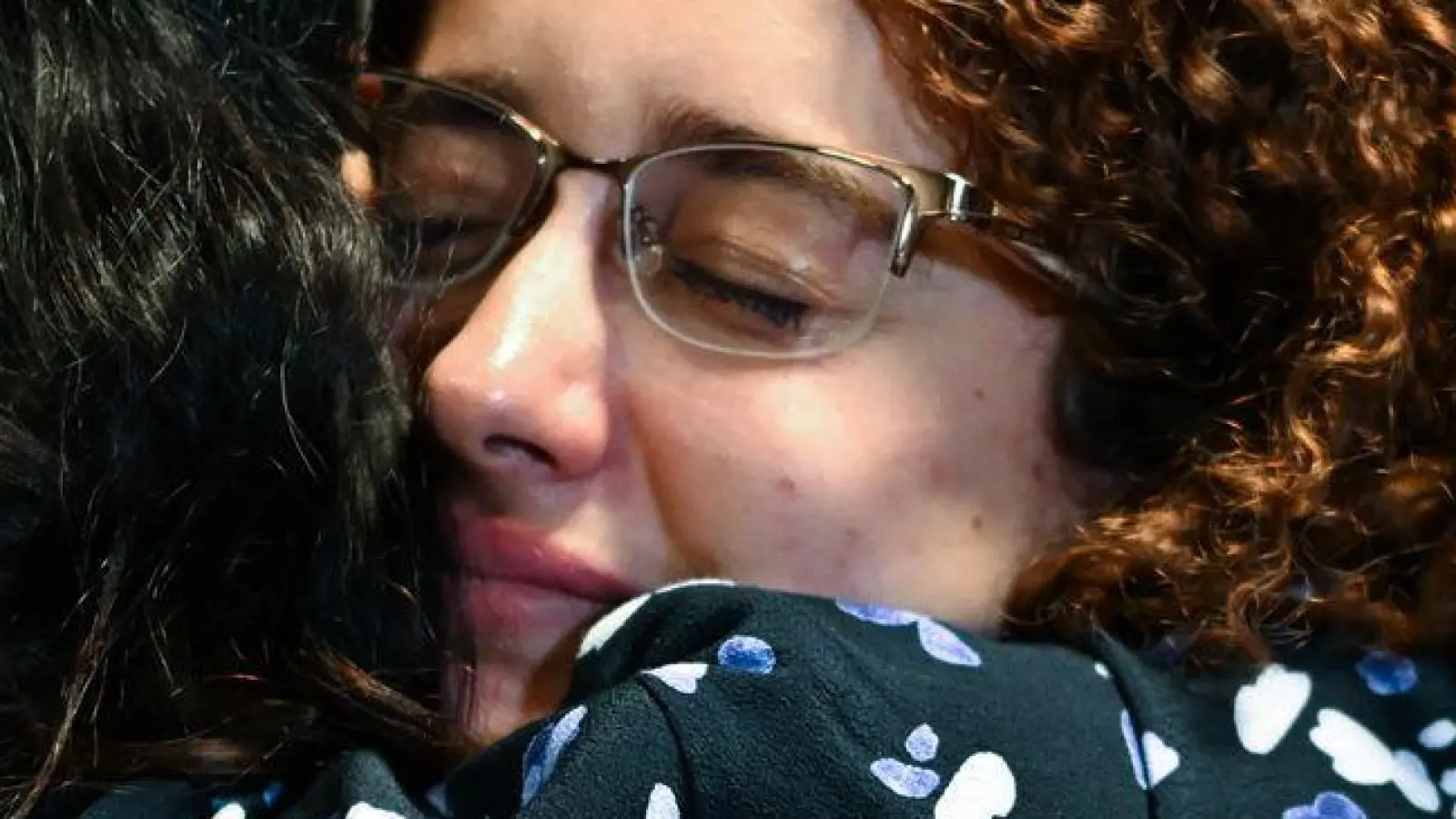 Am Frankfurter Flughafen schlossen viele Angehörige ihre Liebsten in die Arme. (Foto: Arne Dedert/dpa)