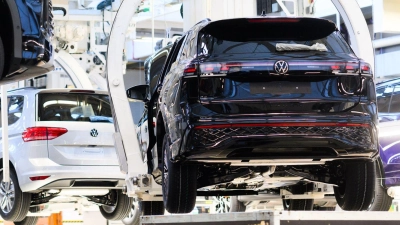 Die Produktion bei VW läuft auch nächste Woche weiter. (Archivbild) (Foto: Julian Stratenschulte/dpa)