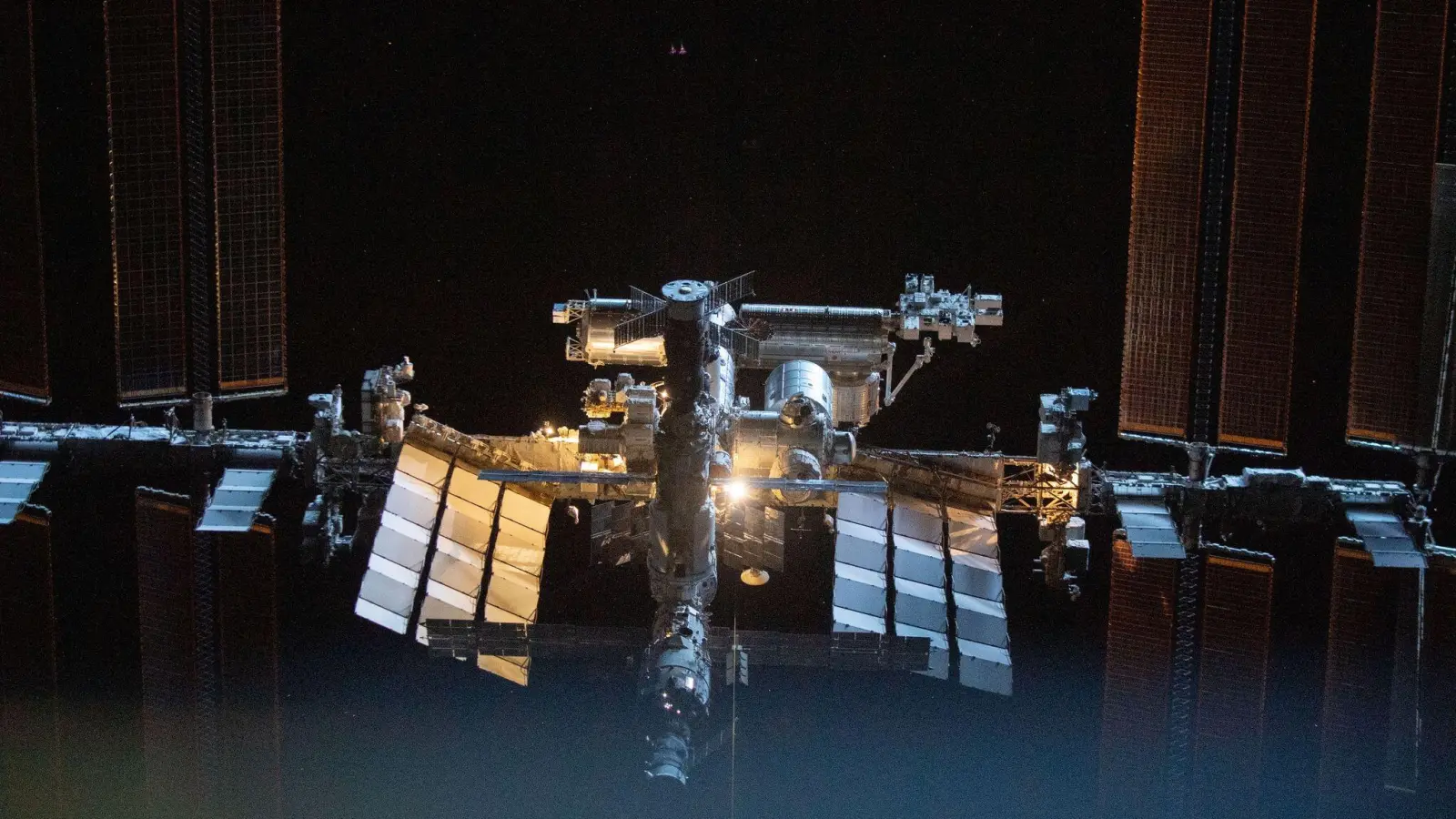 Am 6. Dezember vor genau 25 Jahren wurden die beiden ersten Module „Unity“ und „Sarja“ miteinander verbunden. (Foto: NASA/SpaceX/dpa)