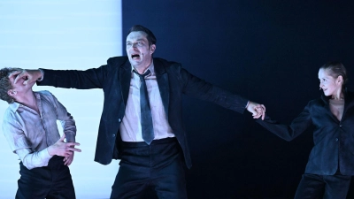 Die Neuinszenierung von „Faust I“ feierte bei den Salzburger Festspielen Premiere. (Foto: Barbara Gindl/APA/dpa)