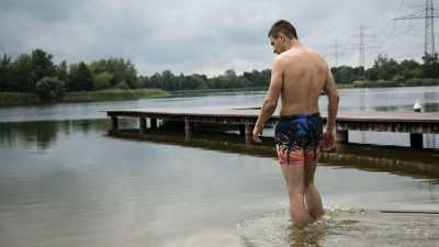 Trüb und mit Algenteppich? Das spricht dafür, dass der Badesee mit Blaualgen belastet ist.  (Foto: Christin Klose/dpa-tmn)