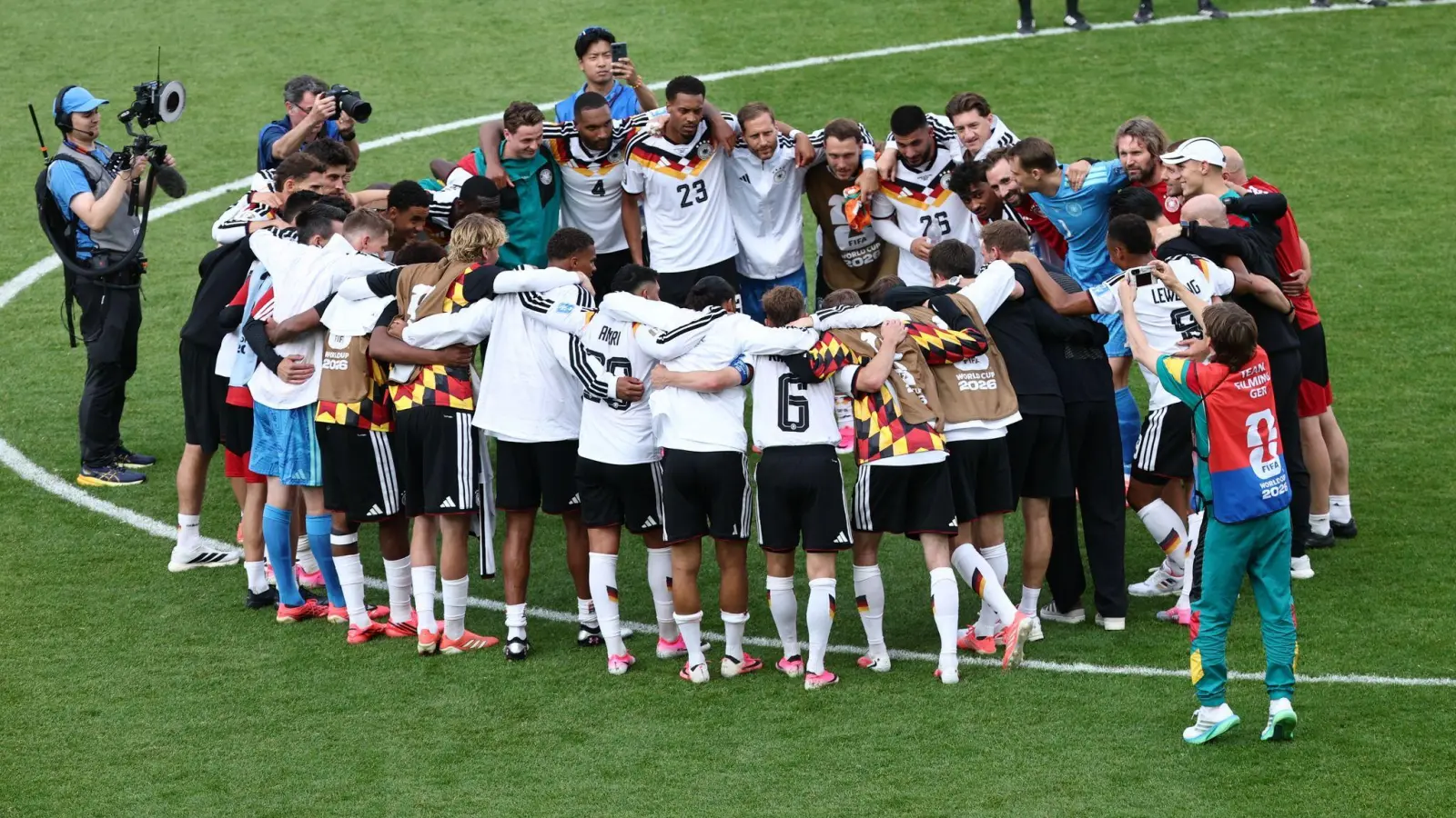 Das DFB-Team feiert den Erfolg in Toronto. (Foto: Christian Charisius/dpa)