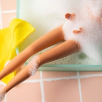 Viel, viel Schaum? Darüber freut sich die Vaginalflora nicht gerade. Wasser und eine milde Reinigungslotion reichen.  (Foto: Christin Klose/dpa-tmn)