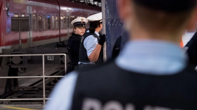 Bundespolizisten sperren vor Beginn der Großübung „Lelex” Bereiche des Hauptbahnhofes ab. (Foto: Sven Hoppe/dpa/Archivbild)