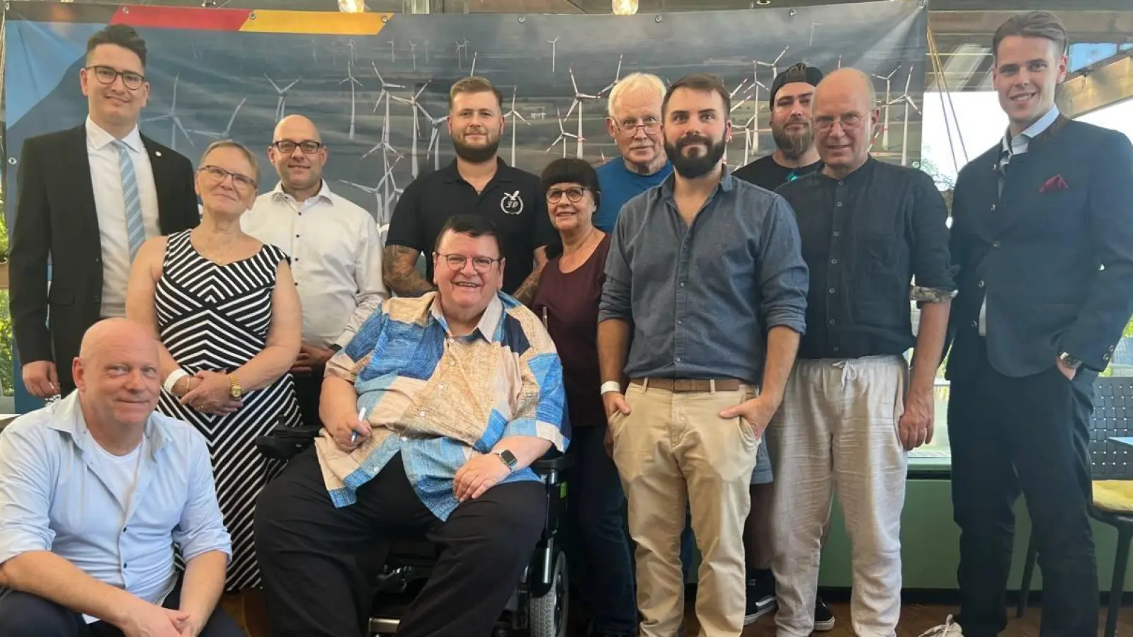 Die AfD nominierte nicht-öffentlich für den Kreistag. Ein Teil der Kandidatinnen und Kandidaten ist auf dem Foto zu sehen.  (Foto: Johannes Köhler)