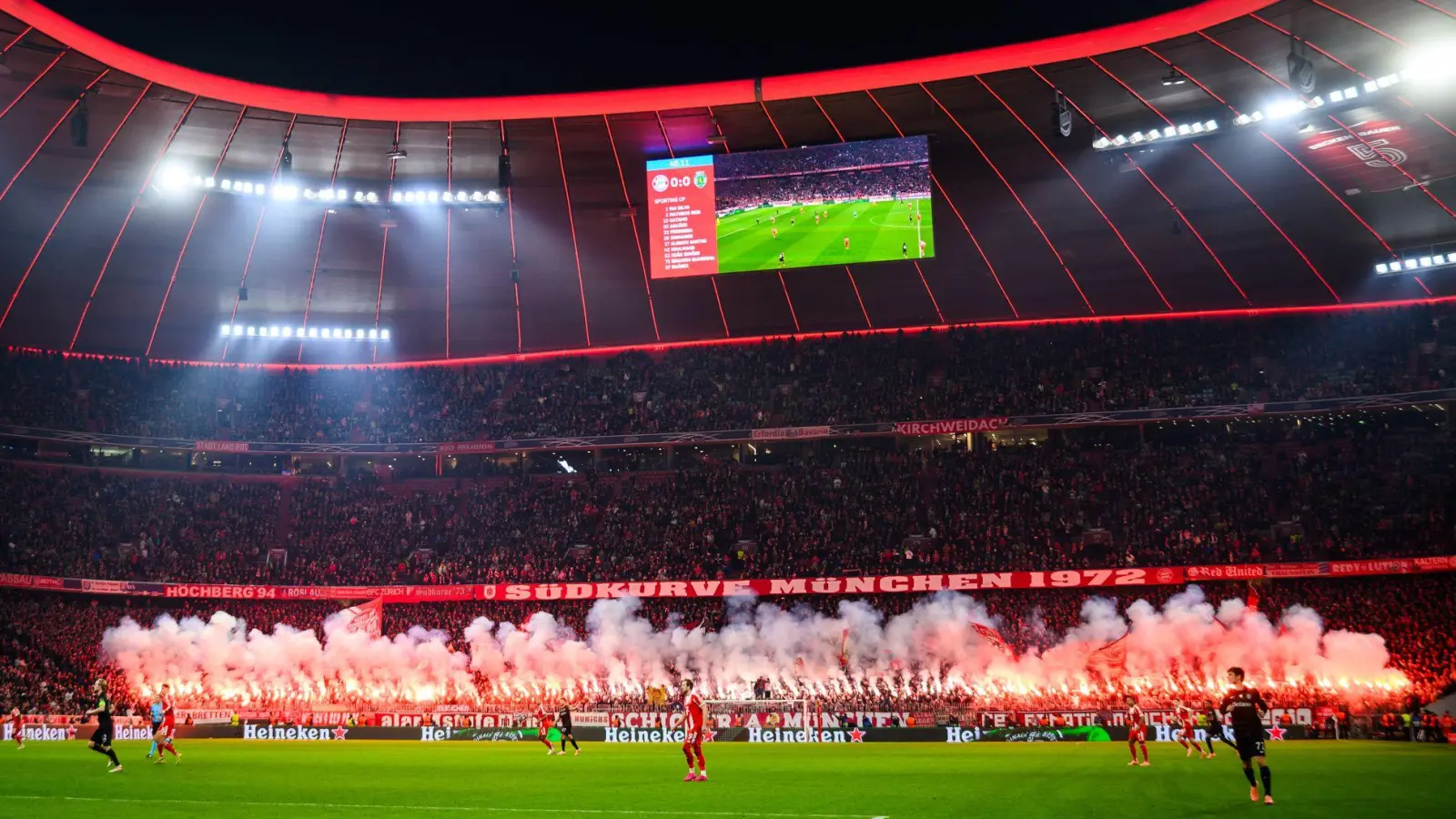 Fans auf beiden Seiten zündeten beim Spiel in der Allianz Arena Pyrotechnik. (Foto: Tom Weller/dpa)