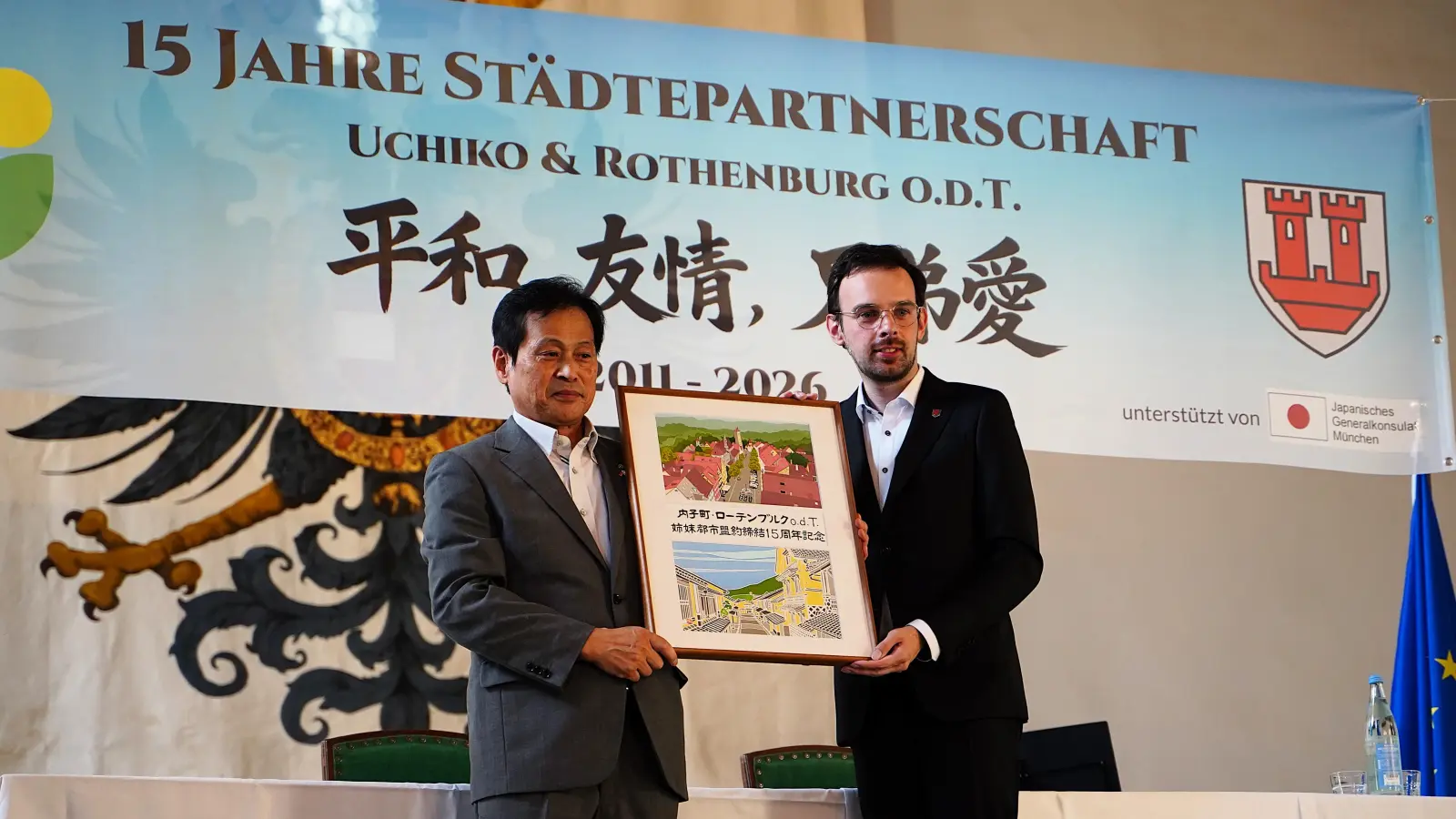 Uchikos Oberbürgermeister Masahisa Onoue (links) überreichte Christoph Rösch einen Holzschnitt als Geschenk. (Foto: Simone Hedler)