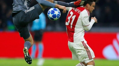 Bayerns Thomas Müller trifft Ajaxs Nicolas Tagliafico (r) mit seinem Fuß am Kopf. (Foto: Peter Dejong/AP/dpa/Archivbild)