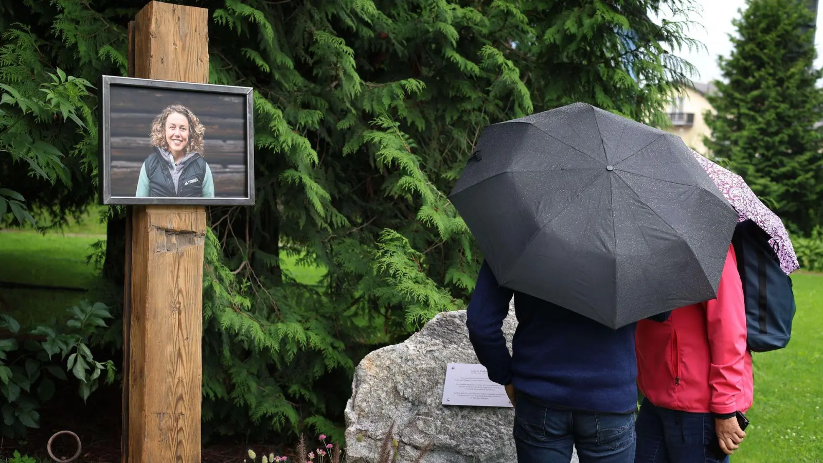 Im Partenkirchener Kurpark wurde schon ein temporärer Gedenkort eingerichtet.  (Foto: Karl-Josef Hildenbrand/dpa)