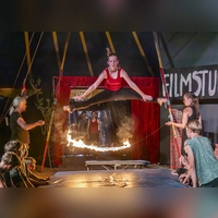 Wagemutige Sprünge von einem Trampolin über ein Feuerseil waren zu sehen.  (Foto: Günter Schmidt)