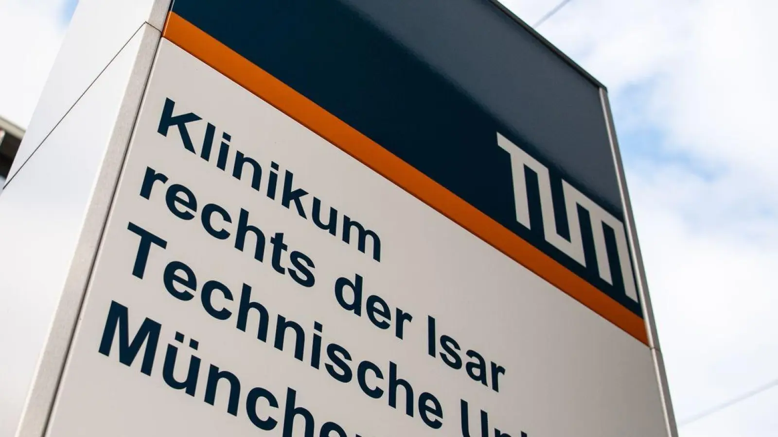 Der Schriftzug „Klinikum rechts der Isar - Technische Universität München“ ist an einem Gebäude des Klinikums zu sehen. (Foto: Matthias Balk/dpa)