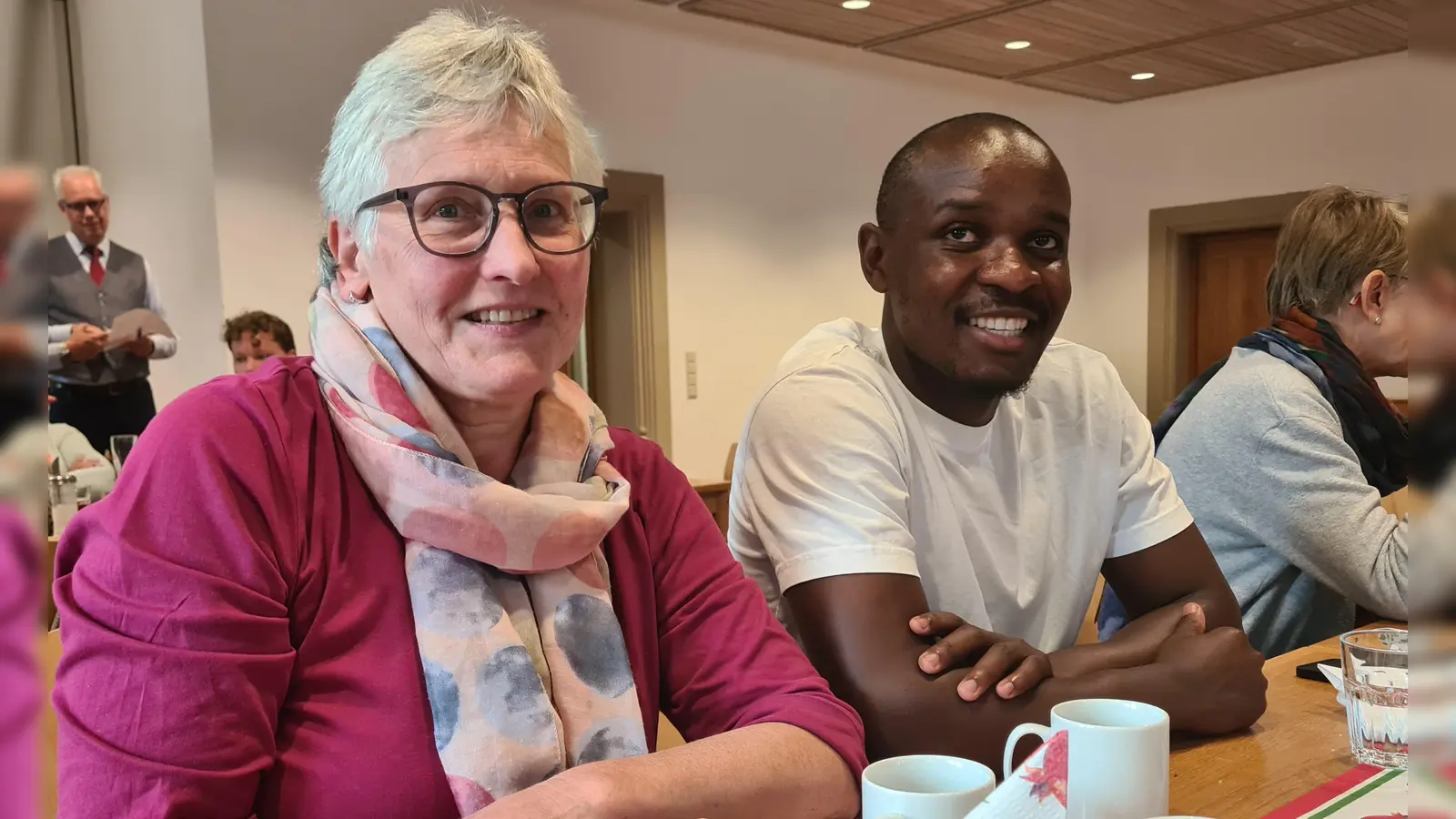 Webster Marene aus Kenia ist aktuell ist aktuell als Praktikant auf dem Bauernhof von Sybille Hain in Reichelshofen beschäftigt. (Foto: Margit Schwandt)