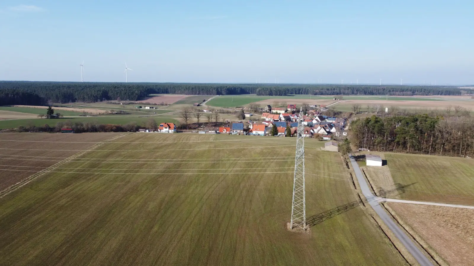 Rund 300 Meter südlich von Oberschlauersbach, nahe der 110-kV-Hochspannungsleitung, ist ein Biogas-Blockheizkraftwerk geplant. Das Projekt sorgt für Diskussionen in dem Ortsteil. (Foto: Yvonne Neckermann)
