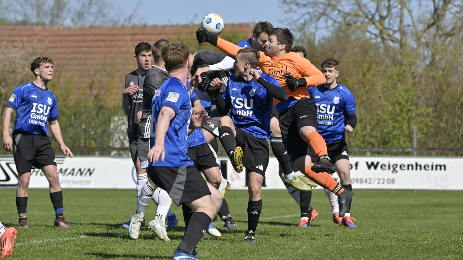 Vollversammlung im Strafraum: Der Weigenheimer Torwart Christoph Steinmetz fährt die Faust aus. (Foto: M. Rügner)