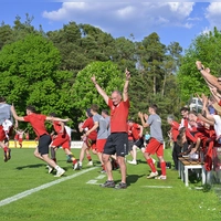 Nach dem Schlusspfiff in Spalt gehen die Arme nach oben: Arberg (in der Mitte Trainer Werner Pfeuffer) jubelt über den Aufstieg. (Foto: Martin Rügner)