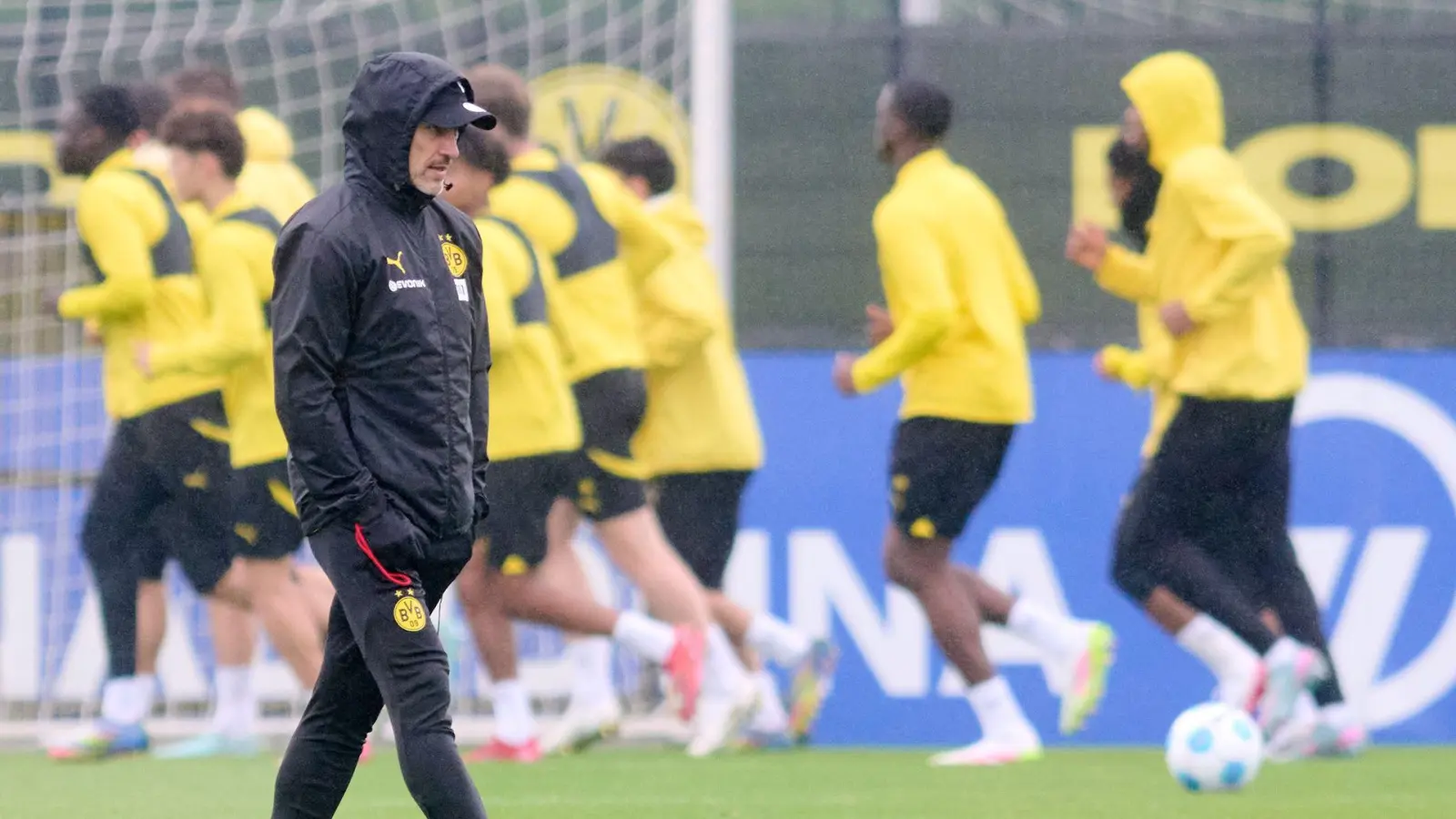 Trainierte seine Mannschaft im Regen: Niko Kovac. (Foto: Bernd Thissen/dpa)