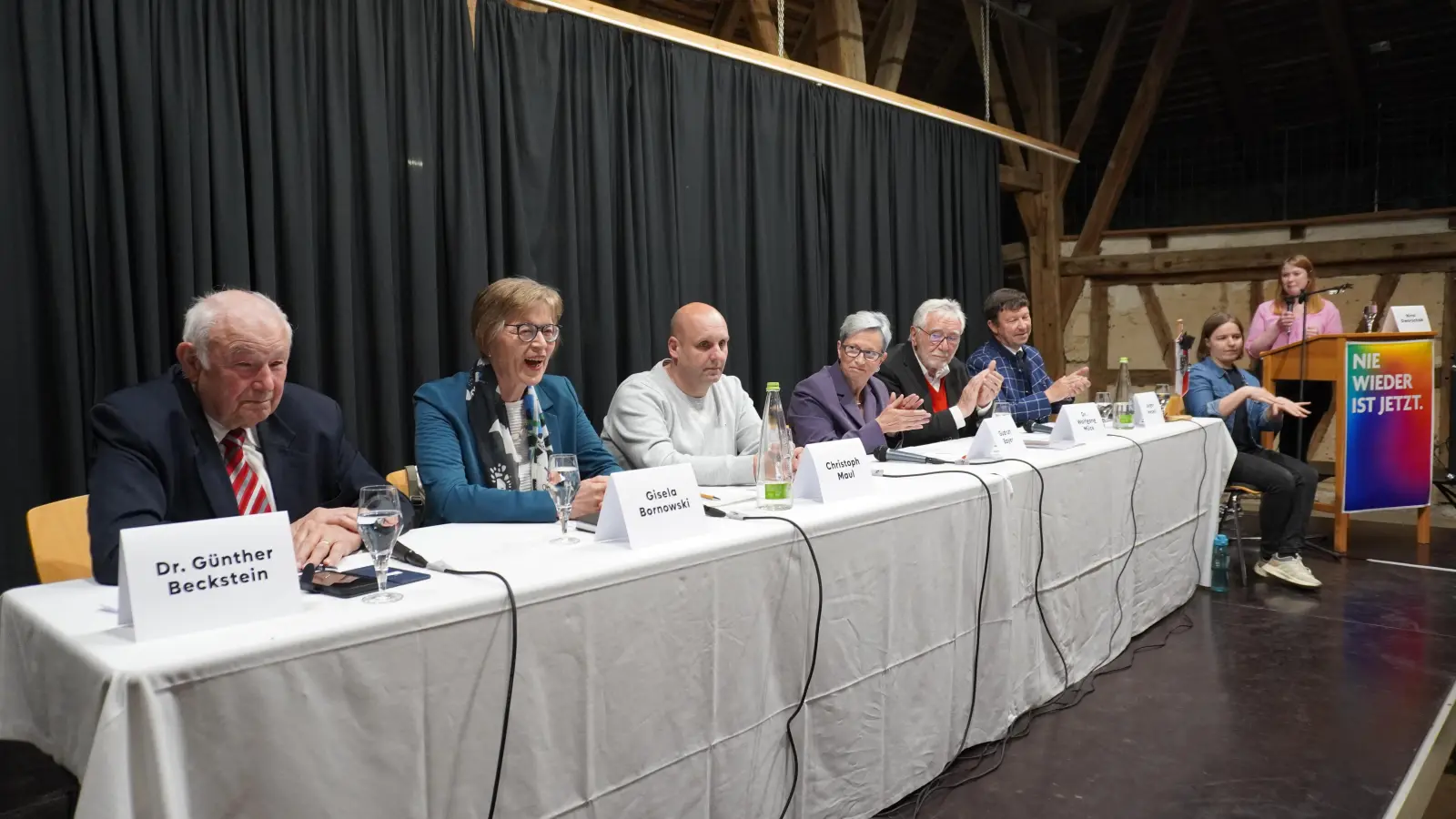 Das Podium im Alten Bauhof in Bad Windsheim: (von links) Dr. Günther Beckstein, Gisela Bornowski, Christoph Maul, Gudrun Bayer, Dr. Wolfgang Mück und Jürgen Heckel sowie Moderatorin Nina Dworschak (rechts). (Foto: Bastian Lauer)