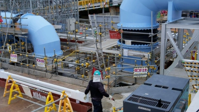 Japans Atomaufsichtsbehörde erteilte Anfang Juli die Genehmigung für die umstrittene Ableitung aufbereiteten Kühlwassers aus der Atomruine Fukushimas ins Meer. (Foto: Hiro Komae/AP/dpa)