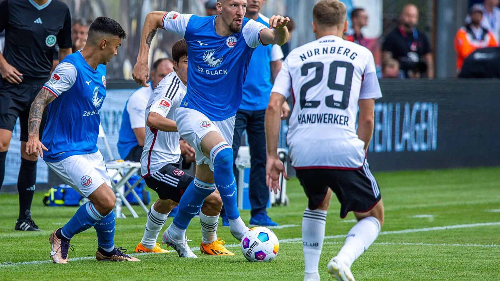 Janik Bachmann (M) siegte mit Hansa Rostock zum Auftakt gegen den 1. FC Nürnberg. (Foto: Jens Büttner/dpa)