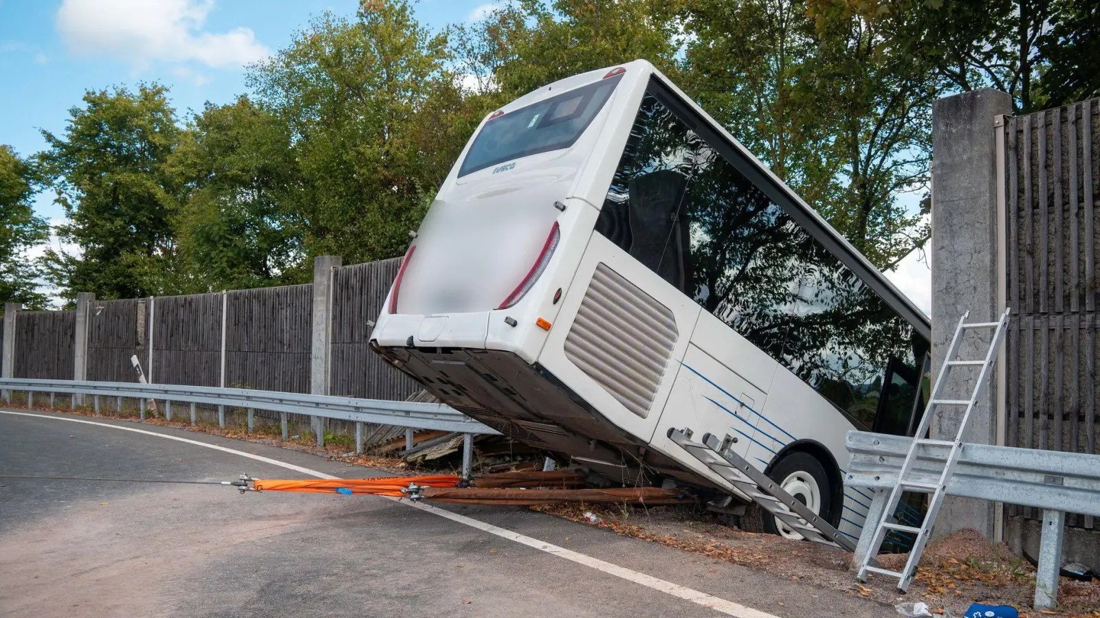 Der Bus brach in einer Kurve durch die Leitplanke und die Schallschutzwand. (Foto: Lars Haubner/NEWS5/dpa)