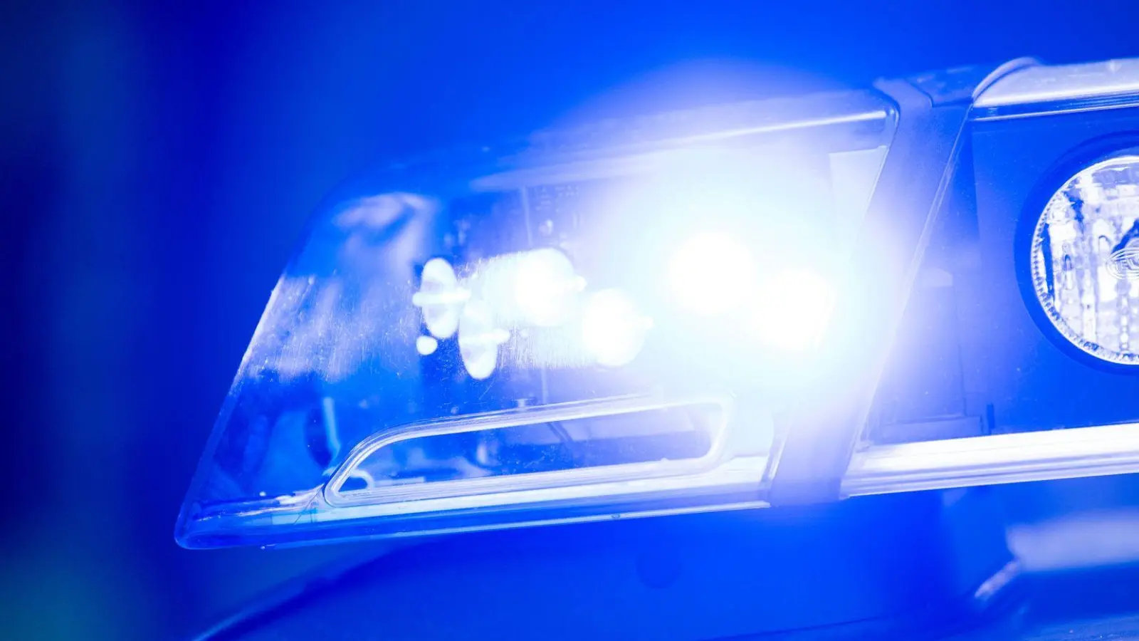 Nach der Kontrolle auf einer Landstraße bei Riedenburg (Landkreis Kelheim) informierte die Polizei das Jugendamt. (Symbolbild) (Foto: Lino Mirgeler/dpa)