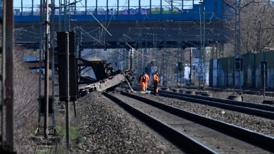 Am Bahnhof Wuppertal-Langerfeld ist ein Güterwaggon aus den Gleisen gesprungen. (Foto: Roberto Pfeil/dpa)