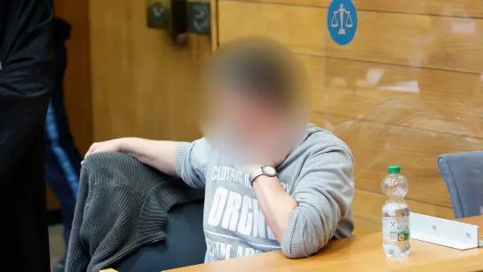 Eine von zwei Angeklagten wartet im Saal des Traunsteiner Landgerichts. (Foto: Uwe Lein/dpa)