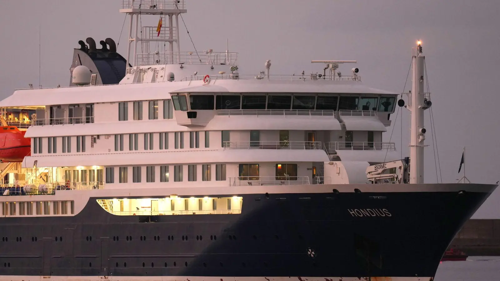 Das Kreuzfahrtschiff „MV Hondius“ ist in Teneriffa eingetroffen. (Foto: Manu Fernandez/AP/dpa)