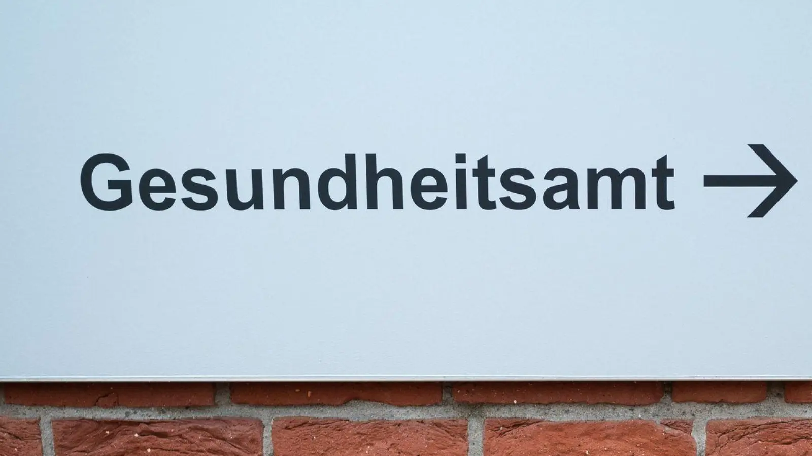 Das zuständige Gesundheitsamt rät allen Bürgerinnen und Bürgern, den eigenen Masern-Impfschutz zu überprüfen. (Symbolbild) (Foto: Philipp Schulze/dpa)