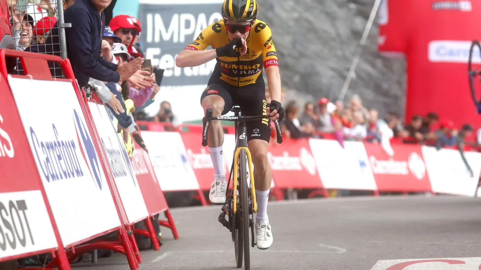 Jonas Vingegaard jubelt über seinen Etappensieg am Tourmalet. (Foto: Pep Dalmau/Belga/dpa)