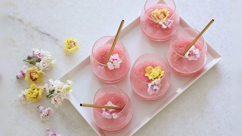 Der Tee-Frosé ist ein Mix von Cold Brew Tea und alkoholfreiem Roséwein und wird am besten mit essbaren Blüten dekoriert. (Foto: janrickers.com/Deutscher Tee & Kräutertee Verband e.V./dpa-tmn)