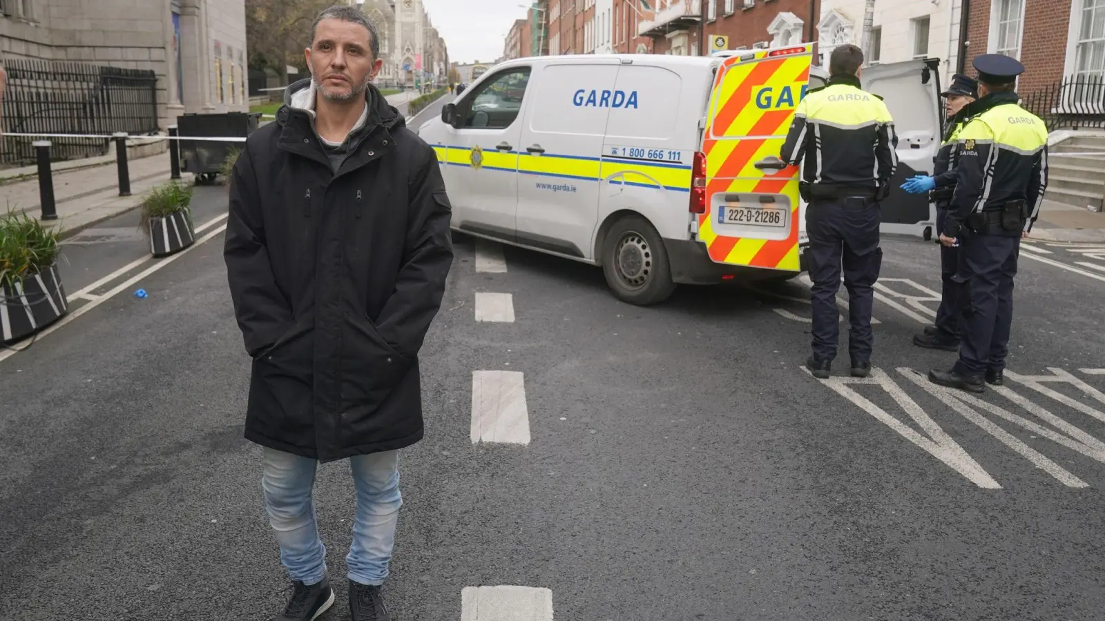 Caio Benicio, ein Deliveroo-Fahrer, schlug mit seinem Helm auf einen Messerangreifer in Dublin ein und verhinderte womöglich mehr Opfer. (Foto: Brian Lawless/PA Wire/dpa)