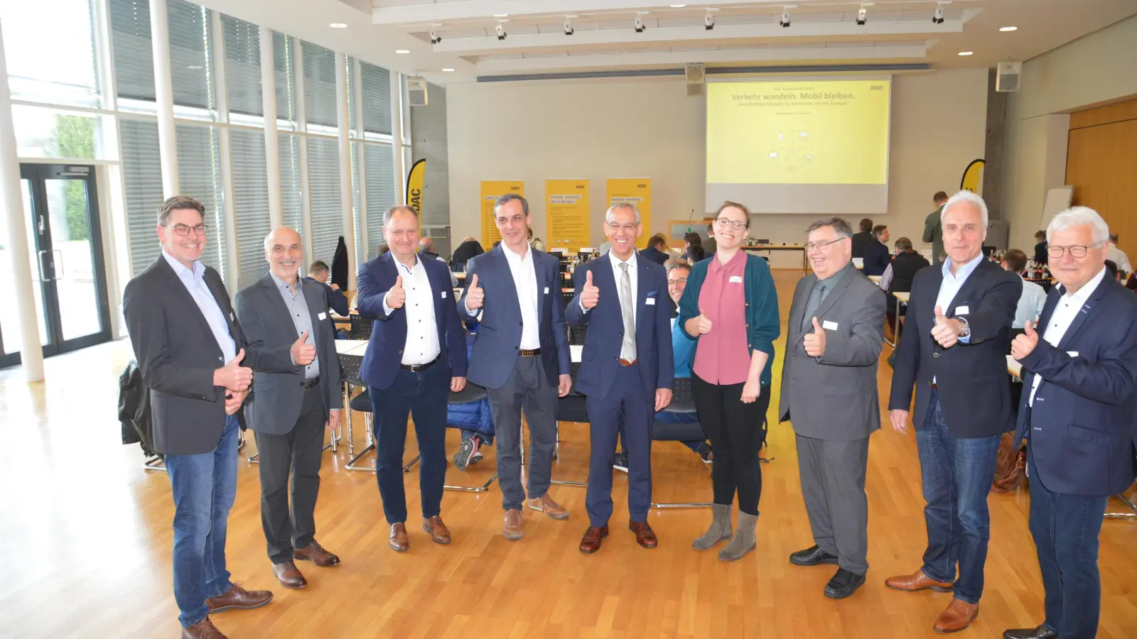 Die Verkehrswende kann gelingen, wenn Kompromisse und Bereitschaft von allen Beteiligten gefunden wird, demonstrierten bei der ADAC Expertenrunde (von links) Jürgen Berlitz, Ivan Kosarev, Ulrich Schaller, Marcel Manheller, Wolfgang Lieberth, Judith Fiukowski, Carl-Eugen Metz, Thomas Dill und Herbert Behlert in der Bayerischen BauAkademie Feuchtwangen. (Foto: Peter Tippl)