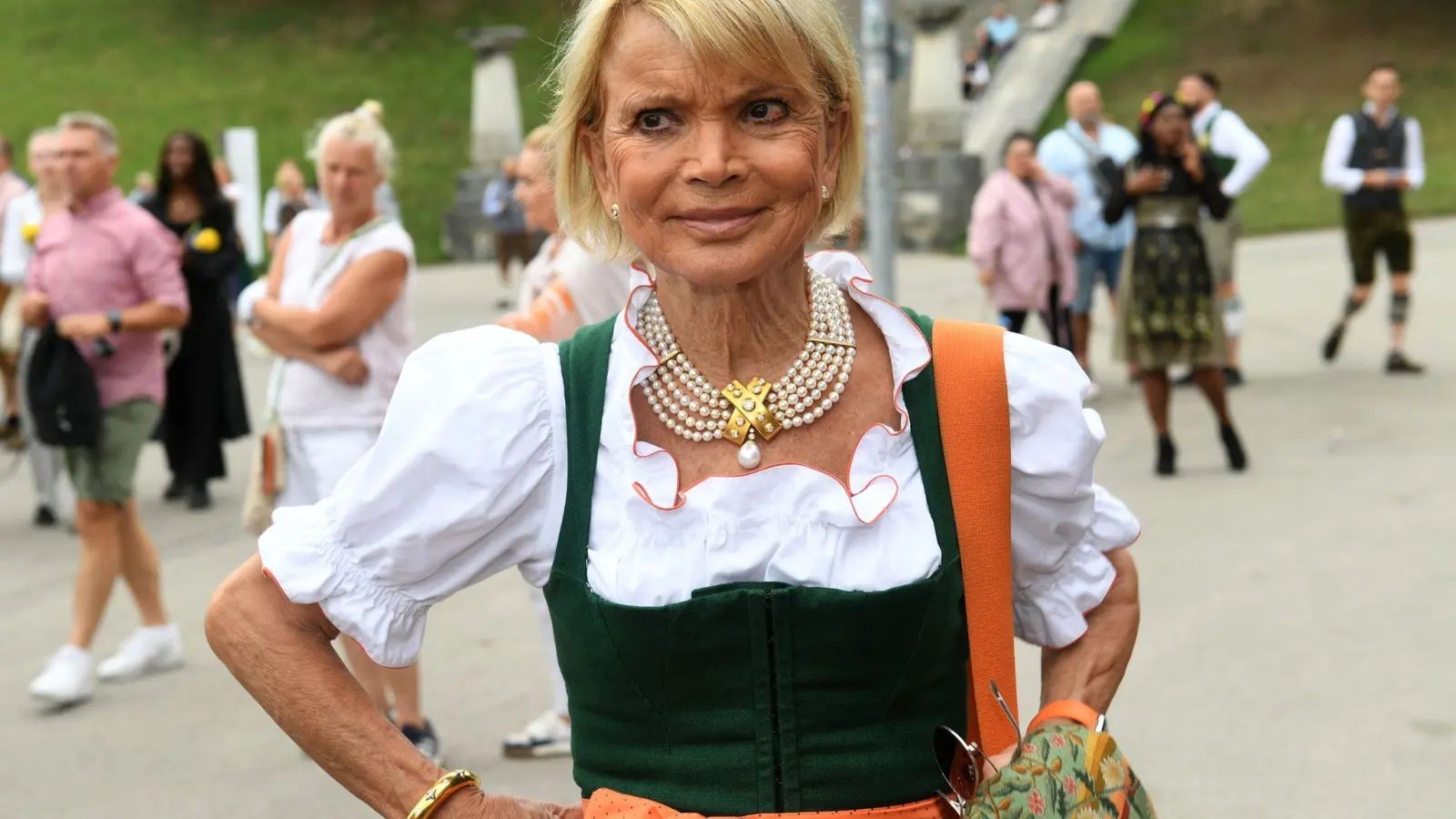 Die Schauspielerin Uschi Glas zeigt sich vor dem Schützenfestzelt auf dem Oktoberfest. (Foto: Felix Hörhager/dpa)