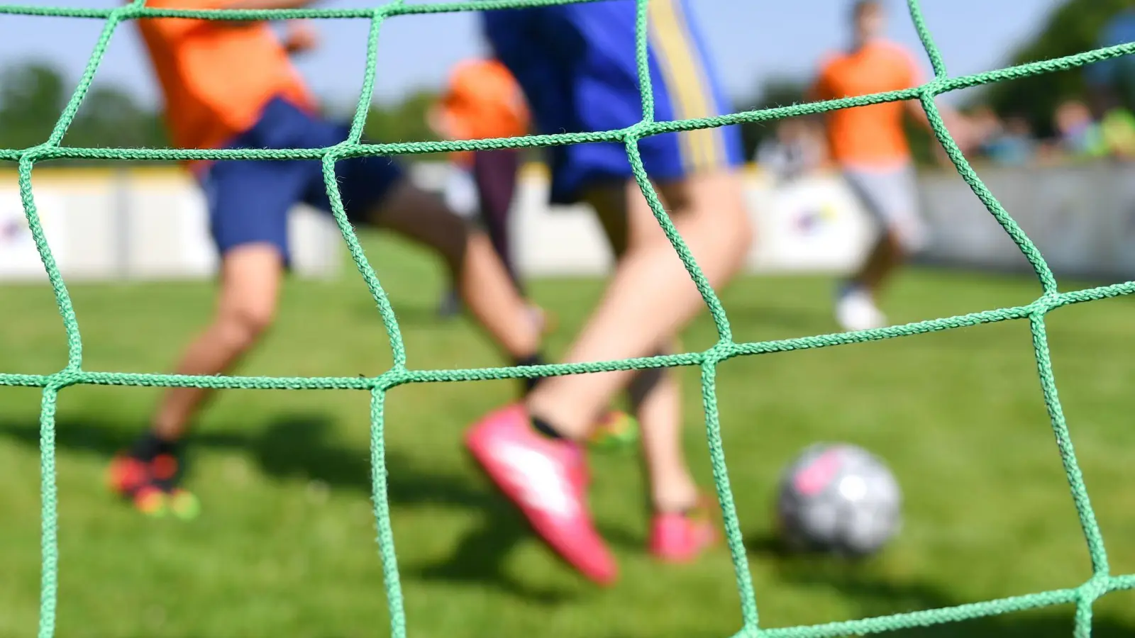 Wegen der Hitze hat der Bayerische Fußball-Verband alle Spiele und Turniere am Wochenende abgesagt. (Symbolbild) (Foto: Uwe Anspach/dpa)