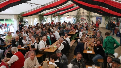 Die traditionelle Kirchweih ist nach wie vor der beste Anlass, sich mit Nachbarn, Freunden und Verwandten zu treffen. (Foto: Alexander Biernoth)
