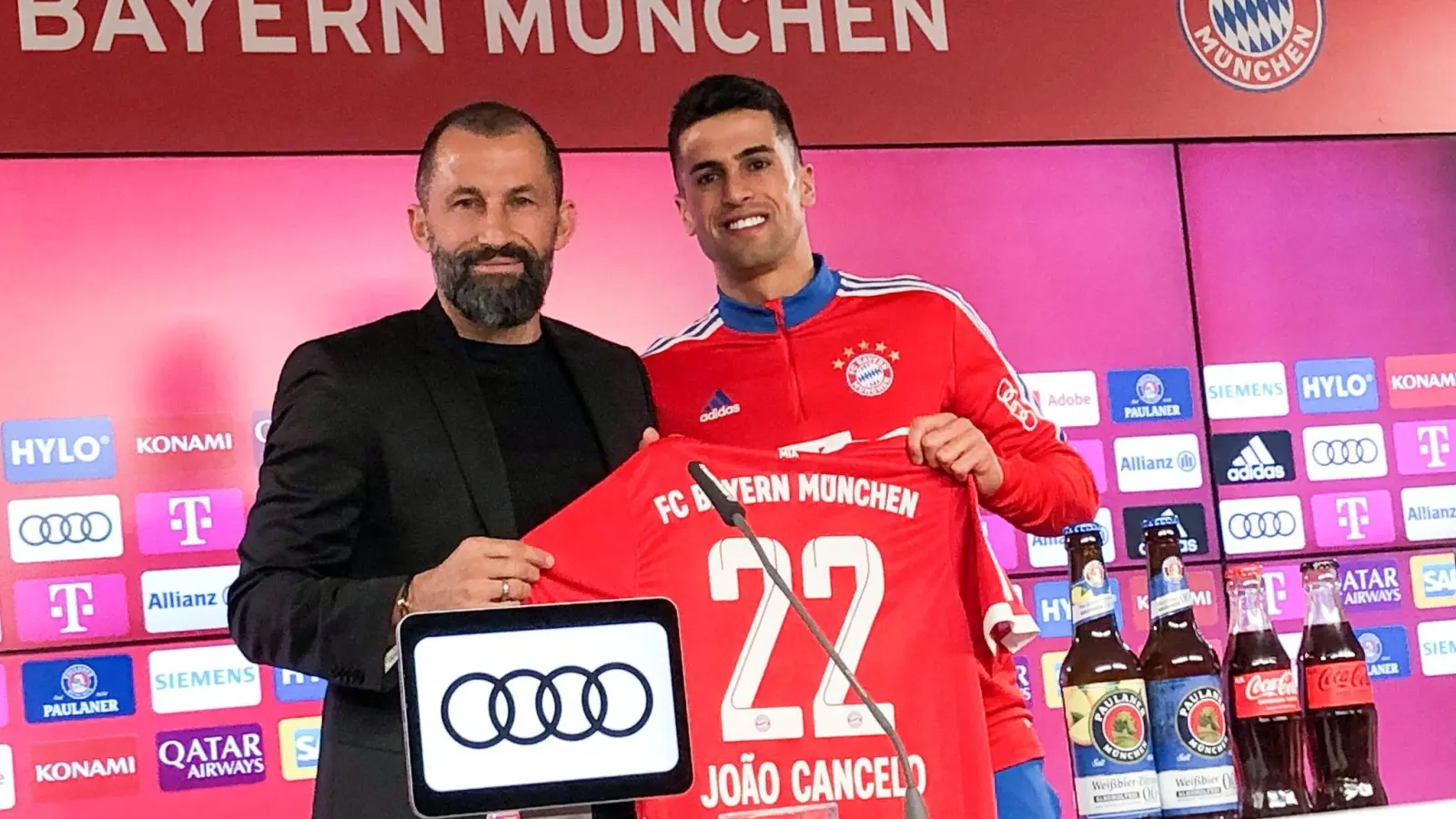 Hasan Salihamidzic (l), Sportvorstand vom FC Bayern München, präsentiert auf einer Pressekonferenz den Neuzugang Joao Cancelo. (Foto: Christian Kunz/dpa)