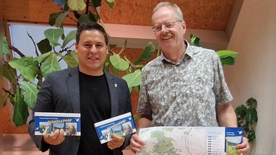 Das neue Wanderwegekonzept hat Markus Täger (rechts) vom Naturpark Frankenhöhe in Schnelldorfs Gemeinderat vorgestellt. Derweil freut sich Bürgermeister Tobias Strauß über die gelungene Arbeit. (Foto: Friedrich Strohmeier)