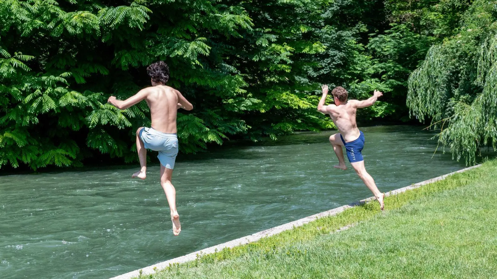 Bei Hitze in kaltes Wasser zu springen, ohne sich vorher abzukühlen, birgt Risiken.  (Foto: Leonie Asendorpf/dpa)