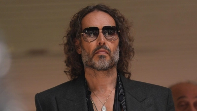 Russell Brand muss trotz der schweren Vorwürfe wegen mutmaßlich sexueller Übergriffe nicht in Untersuchungshaft. (Archivfoto) (Foto: Yui Mok/PA Wire/dpa)