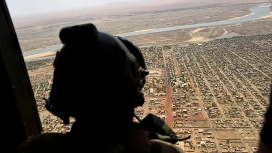 Blick aus einem französischen Militärhubschrauber auf die malische Stadt Gao. (Foto: Christophe Petit Tesson/EPA POOL/AP/dpa)