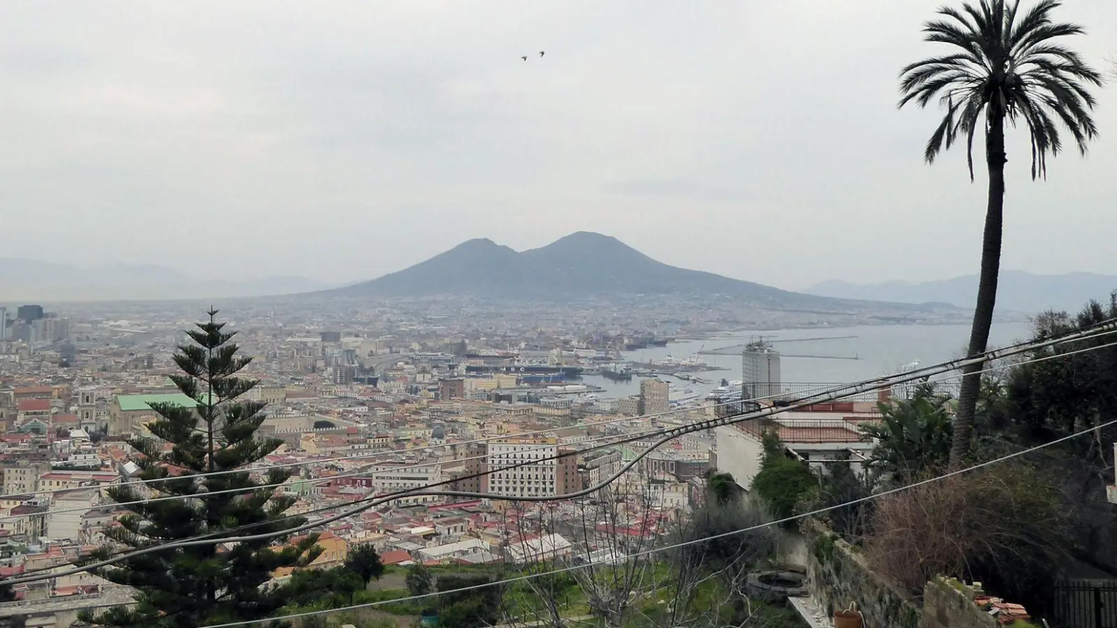 Hinauf auf das Castel Sant&#39;Elmo: Nirgendwo ist der Ausblick auf Neapel und den Vesuv schöner. (Foto: Alexandra Stahl/dpa-tmn)