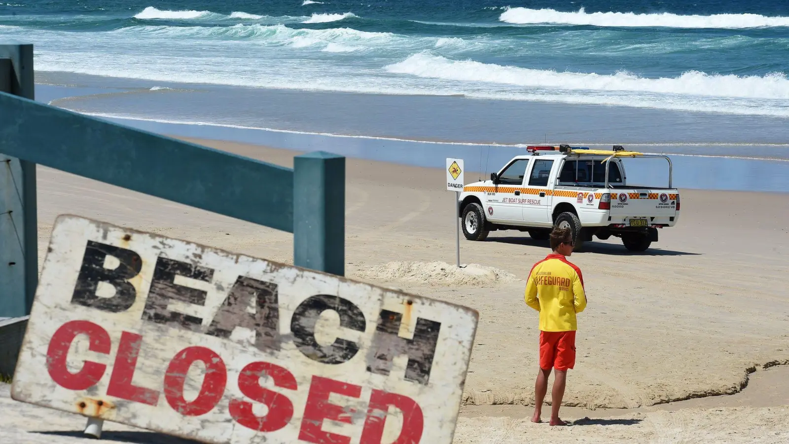 Nachdem ein Junge von einem Hai gebissen wurde, sind mehrere Strände an der Westküste Australiens geschlossen worden (Archivbild). (Foto: Dave Hunt/AAP/dpa)