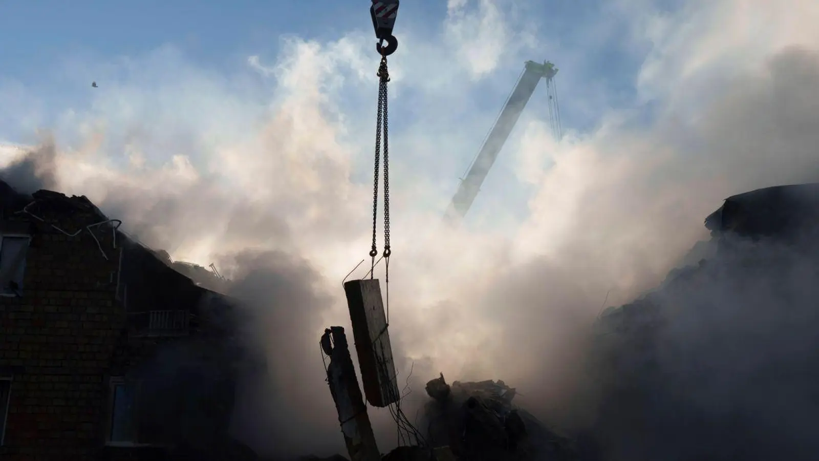 Unter den Trümmern eines Kiewer Wohnblocks werden noch Verschüttete vermutet. (Foto: Evgeniy Maloletka/AP/dpa)