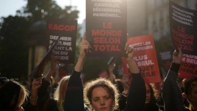Umweltaktivisten protestieren gegen das Pipeline-Vorhaben des französischen Öl- und Gasriesen TotalEnergies. (Foto: Thibault Camus/AP/dpa)
