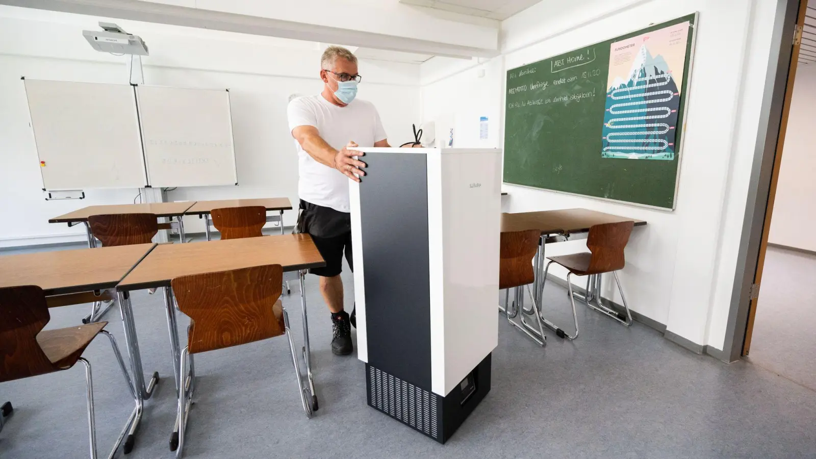 Ein Luftfilter wird in einen Klassenraum der Integrierten Gesamtschule IGS Lehrte geschoben. Millionen Euro an Fördermitteln für Luftfilter wurden von den Ländern nicht abgerufen. (Foto: Julian Stratenschulte/dpa)